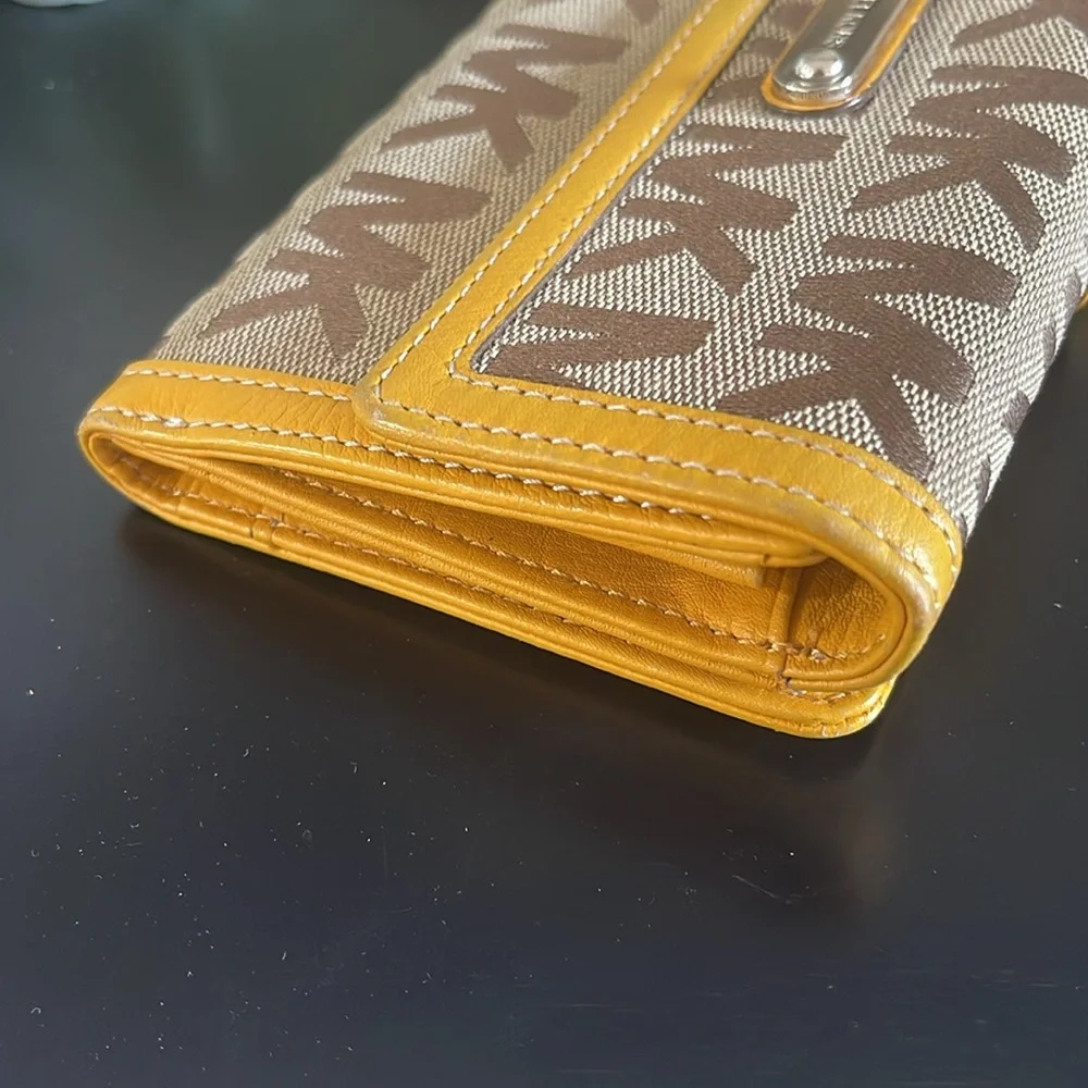 Micheal Kors Signature Wallet